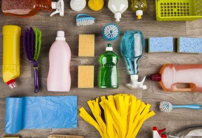 洁净生活的美学展现 木桌上平铺的家居清洁用品高清素材